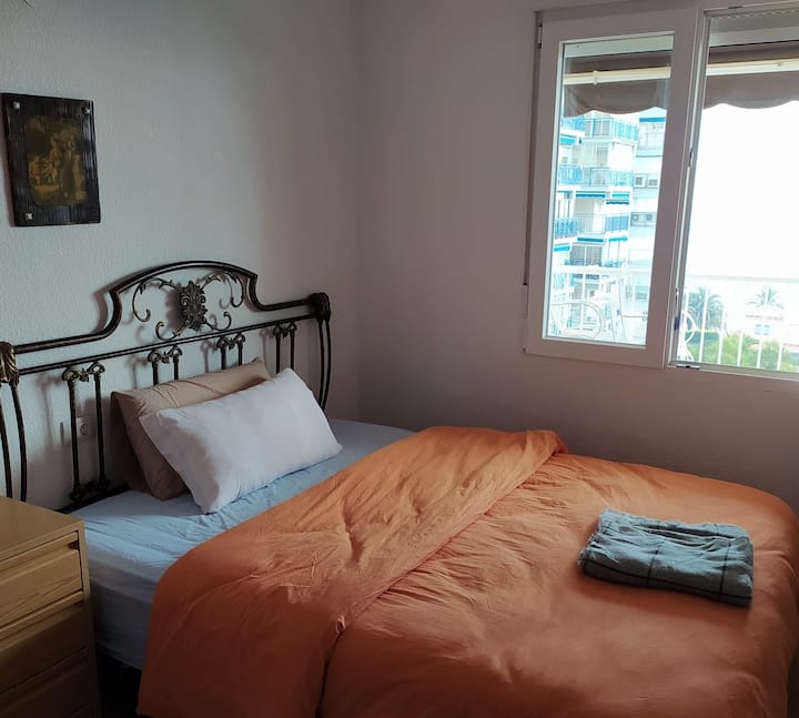 ห้องนอนใหญ่พร้อมเตียงขนาดคิงไซส์และวิวสวยงาม