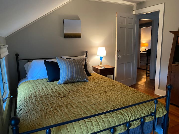 Gold Room (Queen bed)