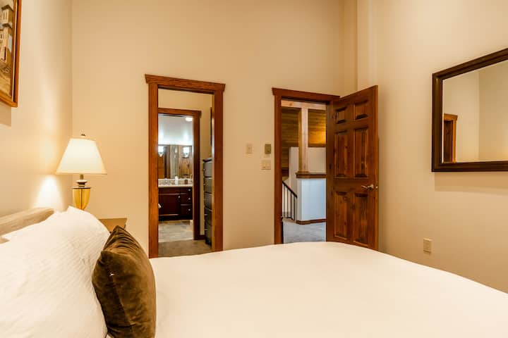 Chambre principale avec salle de bain semi-ensuite et placard