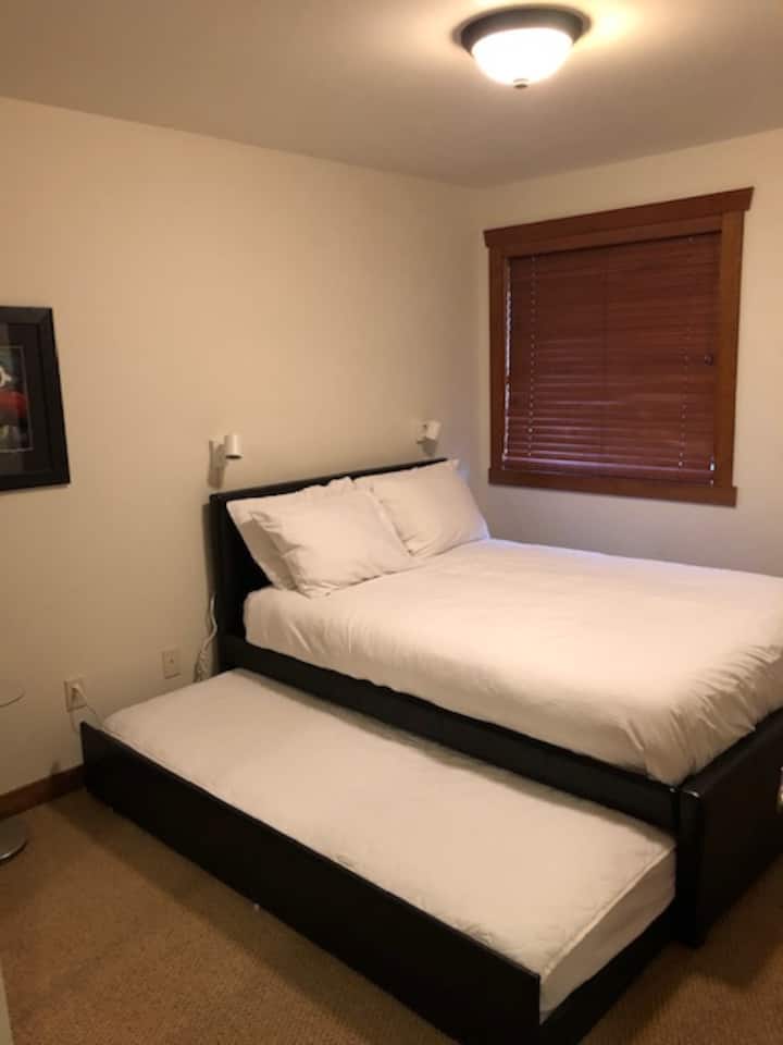 Le lit gigogne est un lit Queen Size sur le dessus et des lits jumeaux en dessous.  Idéal pour partager les enfants !