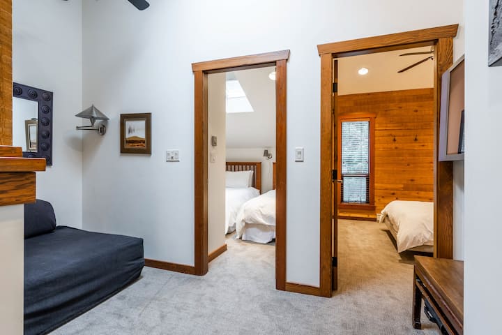 Salon au rez-de-chaussée avec télévision