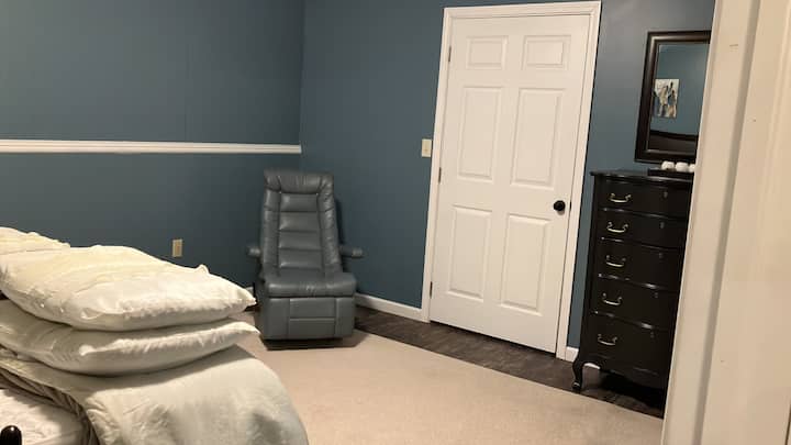 Საძინებელი 1 ერთად Queen Bed, კარადა, Walk-in კარადა, ბარგის Rack