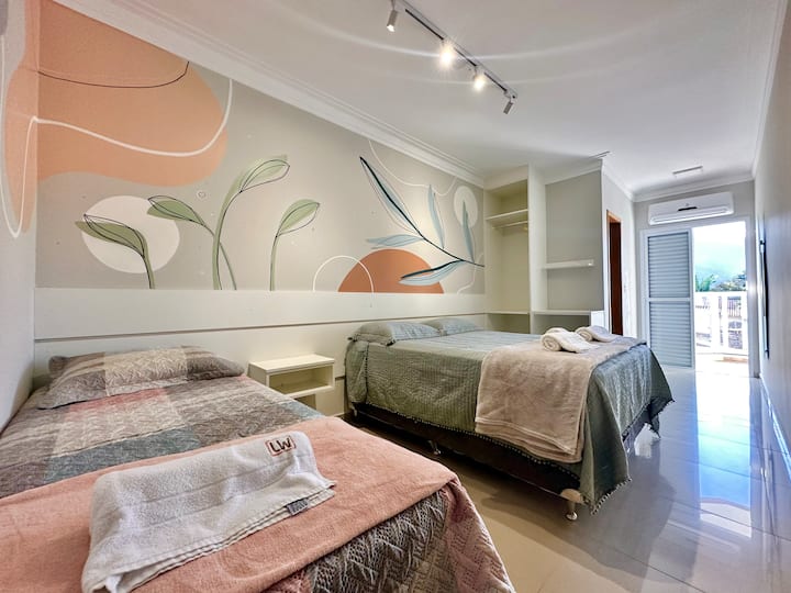 סוויטה ממוזגת עם מיטה זוגית בגודל קווין סייז ומיטת יחיד.