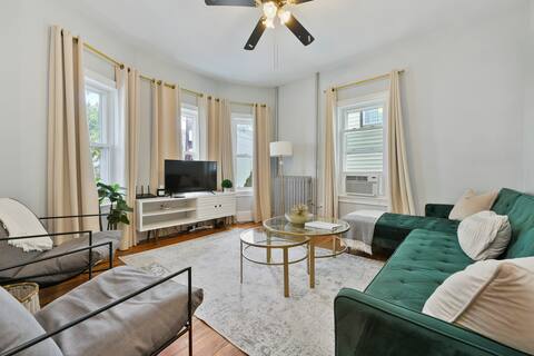 The Maverick - Luxurious Apartment (Free Parking!)