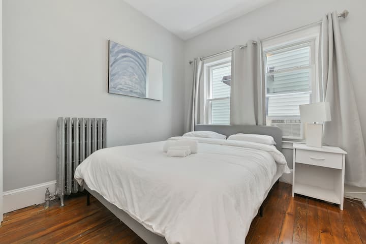 Მეორე საძინებელი. კომფორტული მეხსიერების ქაფი მატრასი და ბალიშები. Ახალი თეთრეული და პირსახოცები.