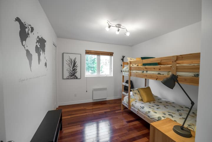 Ეს საძინებელი მდებარეობს იმავე სართულზე, სადაც არის მთავარი საძინებელი, მისაღები ოთახი და სამზარეულო.