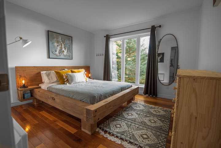 Მთავარი საძინებელი მდებარეობს იმავე სართულზე, სადაც სამზარეულო, მისაღები ოთახი და საძინებელი ორსართულიანი საწოლით.