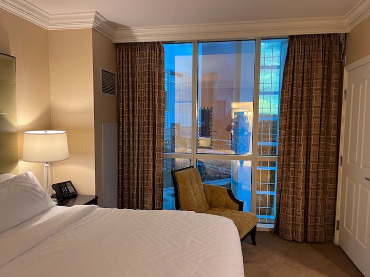 Anza na umalize kila siku kwa mandhari ya kupendeza ya Las Vegas.