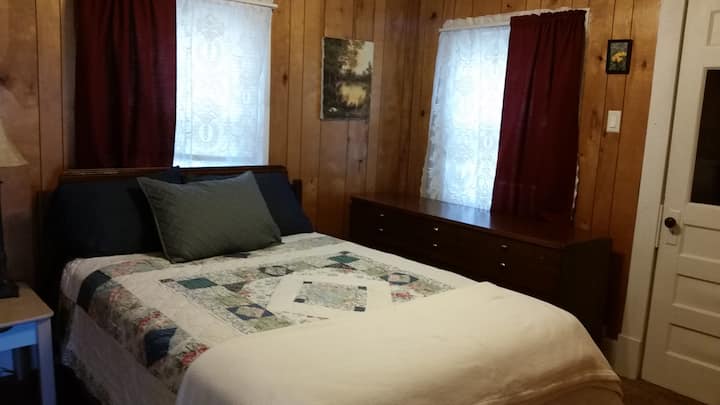 Hii ni picha ya muda, hadi nitakapopiga picha ya ubora bora. Kitanda chenye ukubwa kamili kwenye chumba cha kulala cha nyuma kando ya bafu.