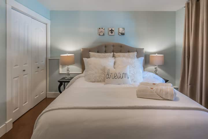 Naša glavna spavaća soba uređena je kako bi se stvorila vrhunska udobnost i opuštanje.