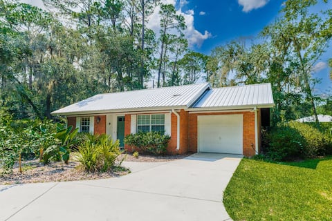 Quiet cottage 10 minutes from downtown Deland