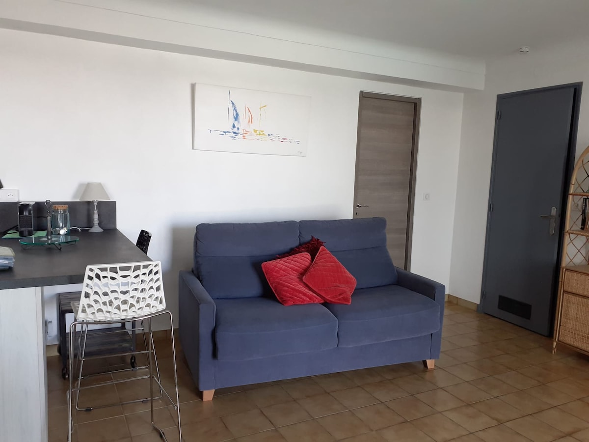 Top Airbnb: SEA VIEW APARTMENT 3*** 6 PEOPLE POOL. AIR CONDITIONING PARK WIFI à Roquebrune Sur Argens