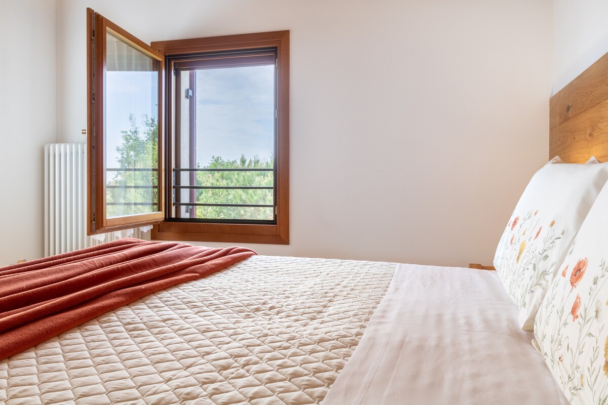 Ორადგილიანი საძინებელი ბაღის ხედით.
Ორადგილიანი ნომერი ბაღის ხედით.