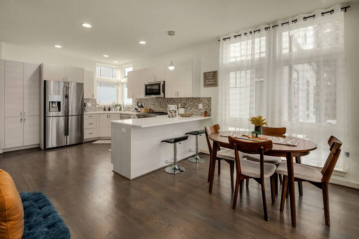 The Haven – A Stylish Townhome on Queen Anne gallery image 5