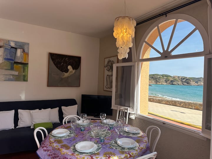 Მისაღები და სასადილო ოთახი: პლაჟის ხედი 11 მეტრის მოშორებით. Პლაჟის ხედით სასადილო ოთახი 11 მეტრზე. Მისაღები და სასადილო ოთახი: პლაჟის ხედები