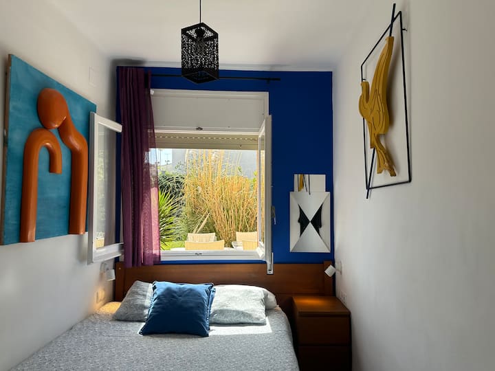 Საძინებელი: 150x190 საწოლი და ბაღის ხედი. Chambre: lit de 150x190 et vue sur le jardin. Საძინებელი: 150x190 საწოლი და ბაღის ხედი. 