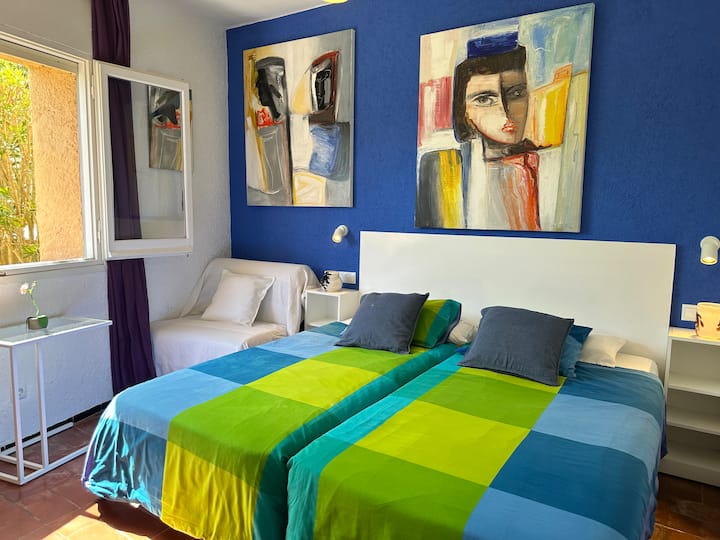 Საძინებელი 2 90x190 საწოლით და გასაშლელი დივანი ბაღის ხედით. Საძინებელი 2 საწოლით 90x190 და 1 ადგილიანი გასაშლელი დივნით: 80x190 ბაღის ხედი. Საძინებელი: 2 საწოლი 90x190, გასაშლელი დივანი  80x190. 