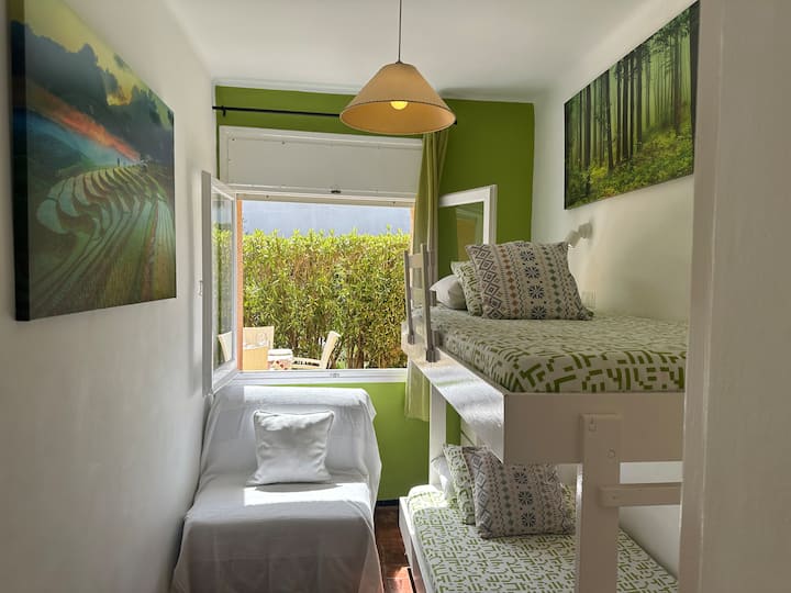 Საძინებელი ორსართულიანი საწოლებით: 2 საწოლი 90x190 და ბაღის ხედი. Საძინებელი ორსართულიანი საწოლებით: 2 90x190 საწოლი და ბაღის ხედი. საძინებლები