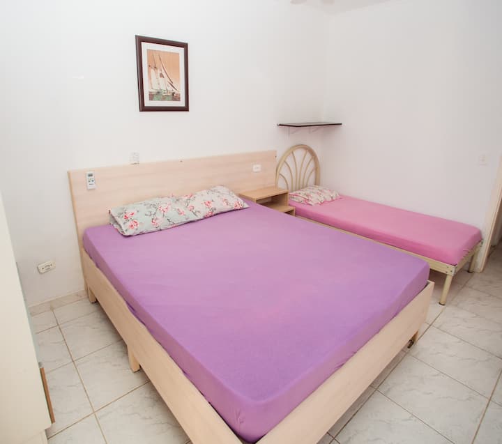 Druhá spálňa s manželskou posteľou a jednolôžkom