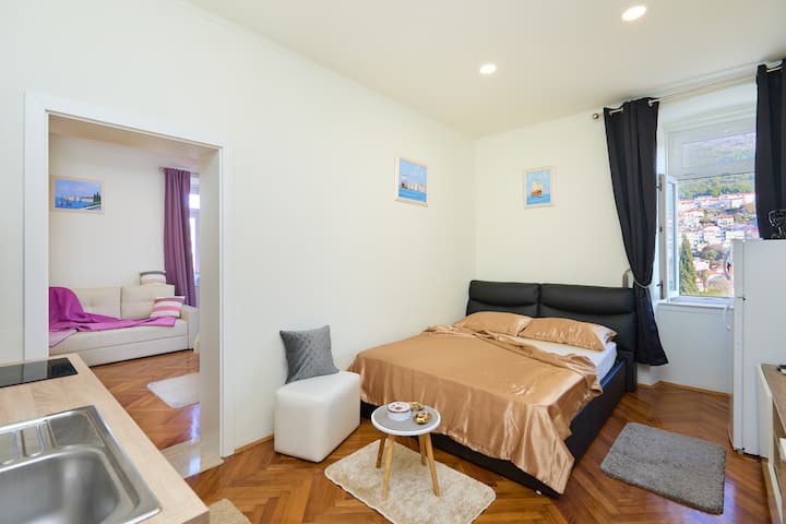 Četvrta spavaća soba povezana je s prvom koja ima spojenu kupaonicu