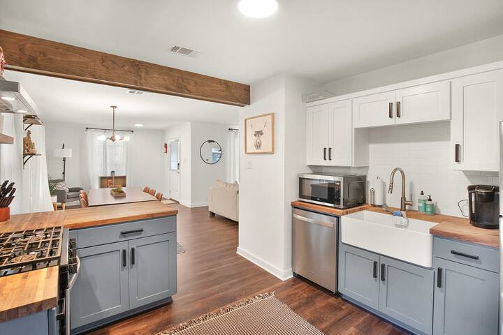 6th Street Mansion + Cottage | Walk Downtown gallery image 3