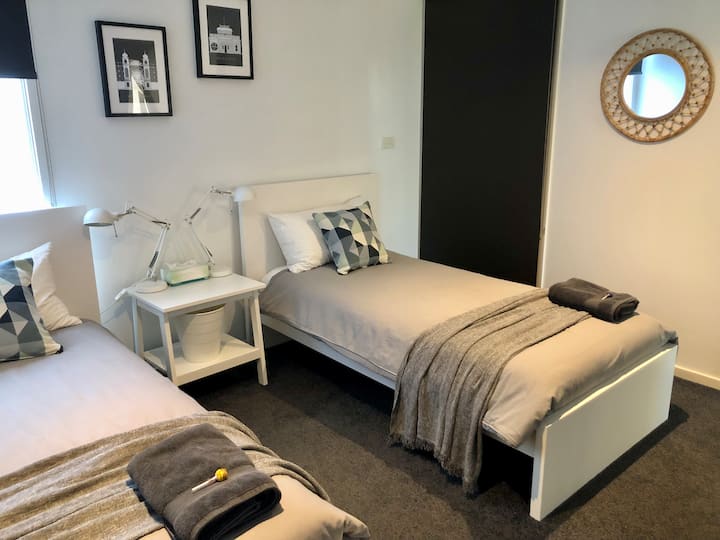 Camas individuales, ropa de cama y mesitas de noche muy cómodas. Alfombra recientemente reemplazada. Mucho espacio en el armario en las habitaciones y muchas perchas proporcionadas.