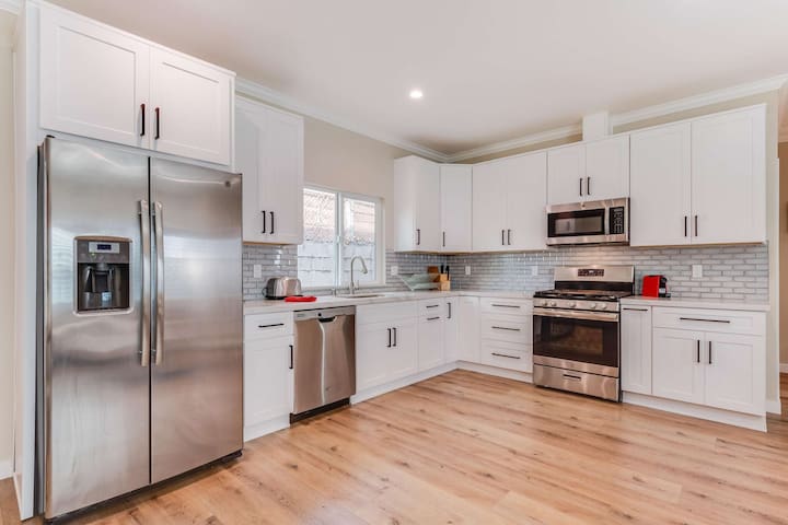 Bright & Modern 3Bd/2Bth Dream Home