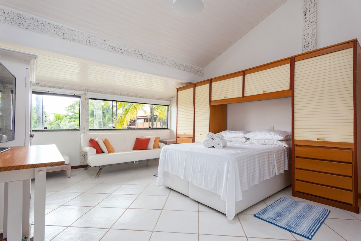 Suite parentale - un charme, elle dispose également d'un canapé lit. Logement large et agréable