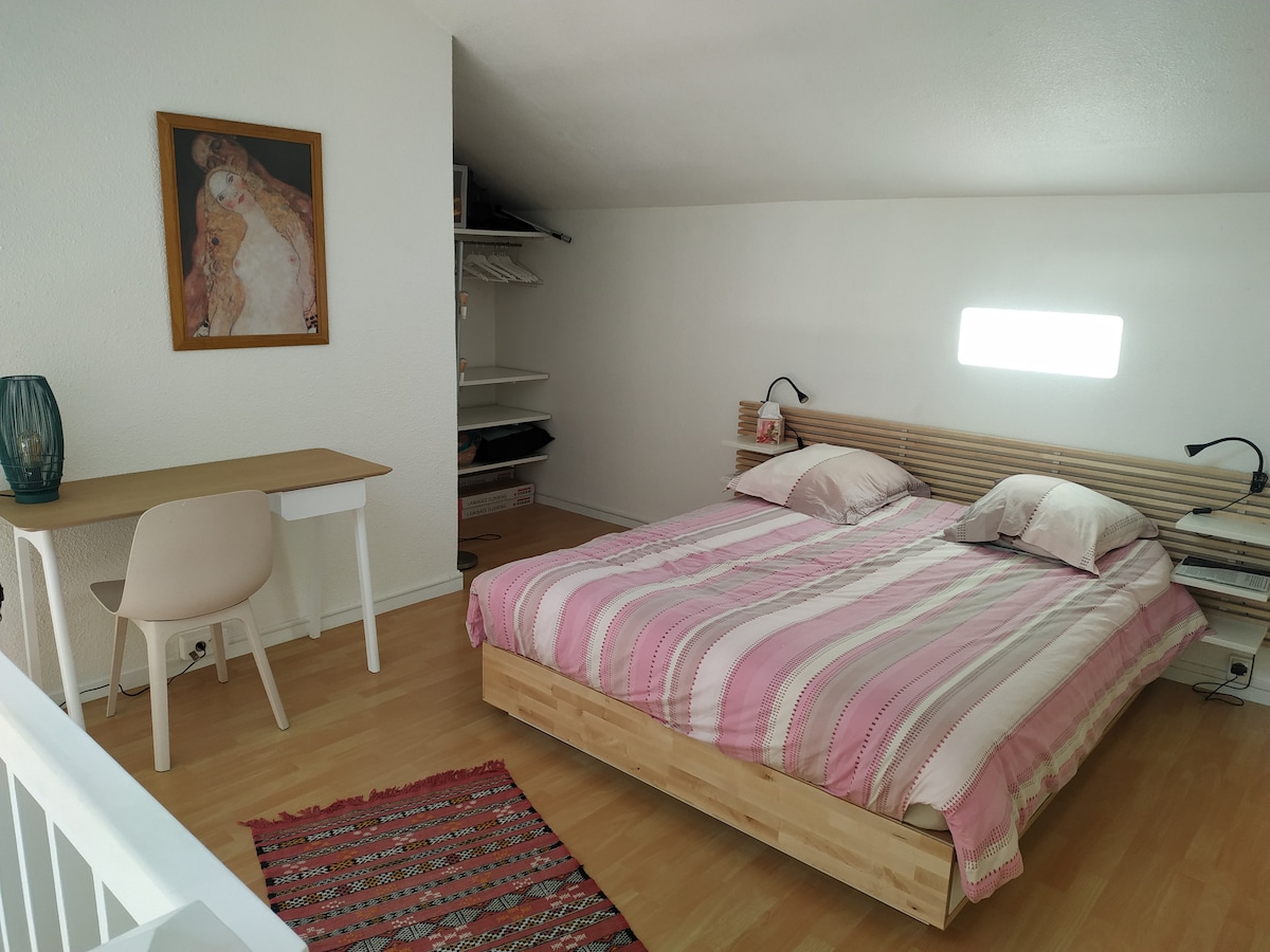 Spálňa v medziposchodí, posteľ 160 cm