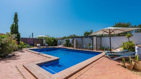 Cottage With Private Pool - a Peaceful Hideaway