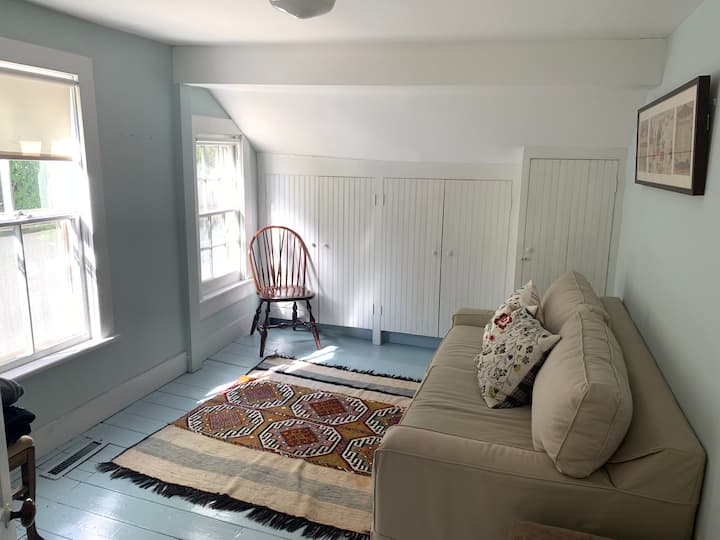 Chumba cha kulala cha 2 na malkia wa Gold kuvuta sofa