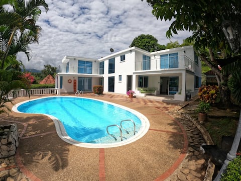 Modern Villa Holanda Melgar, 28 guest Max