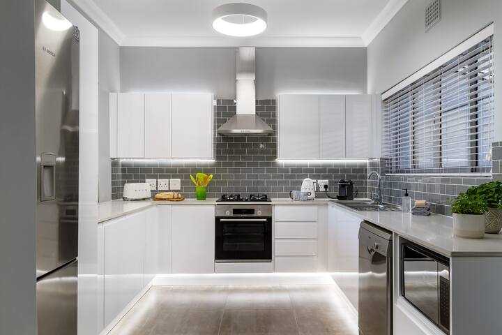 Luxury Home – Ocean, Sunset & Mountain Views gallery image 2