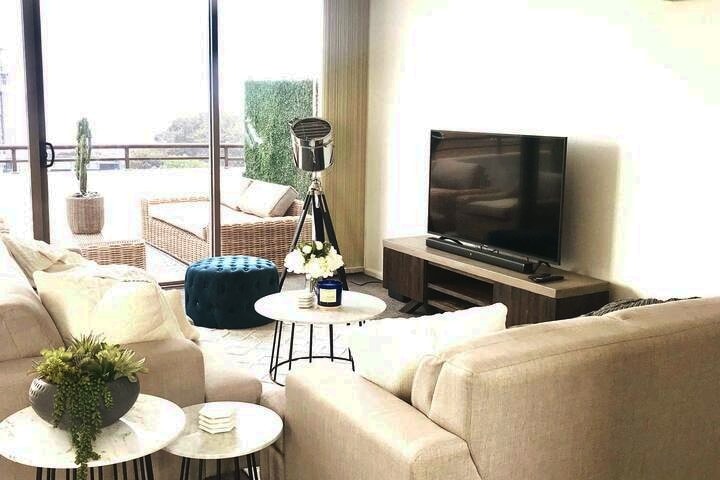 ห้องนั่งเล่นที่เปิดออกสู่ระเบียง