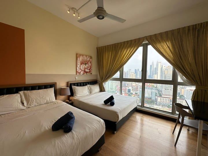 חדר שינה 2 עם 2 מיטות קווין סייז ונוף למגדל KLCC