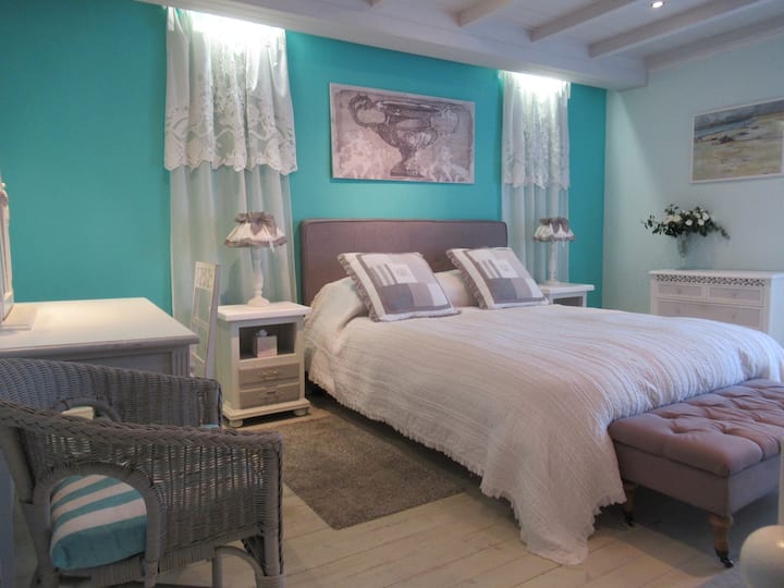 L'ampia camera da letto principale ha una splendida vista sul fiume e un bagno interno.