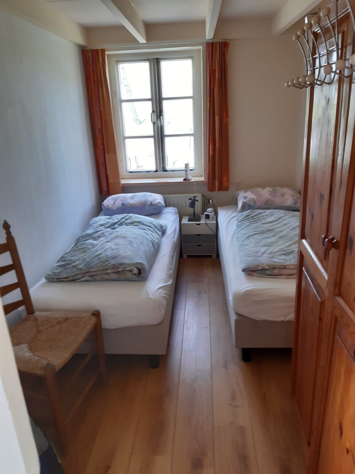 Dve samostatné postele.