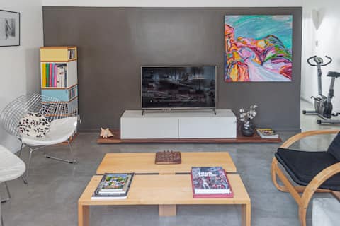 Top performing Airbnb: Vidal space with terrace in Comuna 13