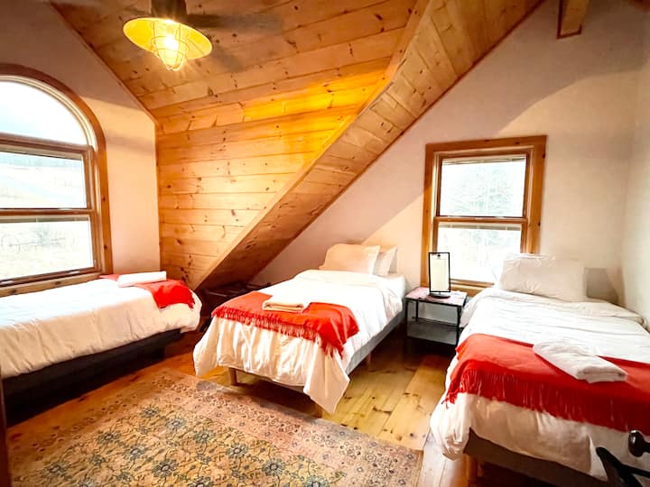 Thistle - 3 twin beds, convertible to 1 king and 1 twin