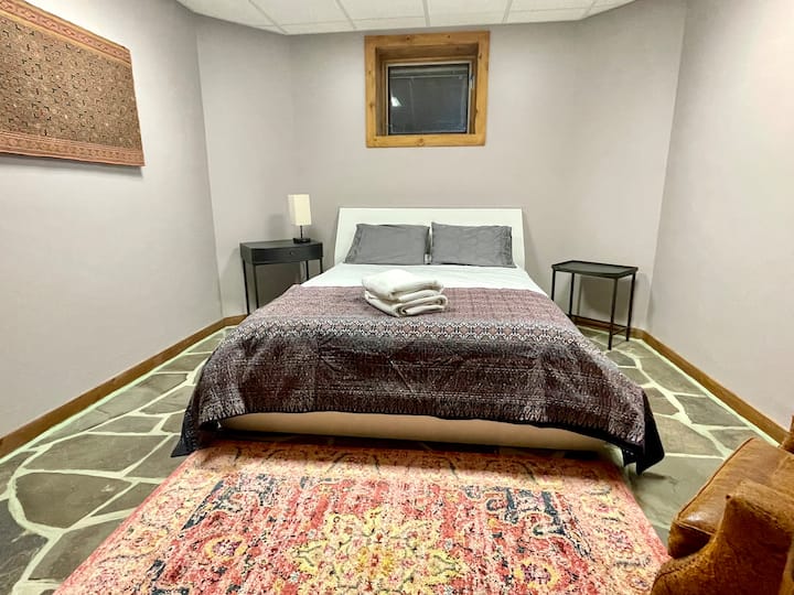 Milkweed - 1 queen bed