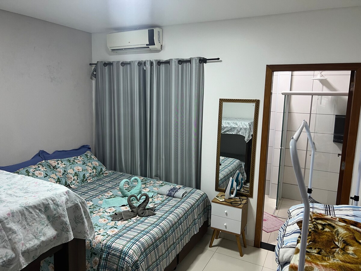 oblek s jednou manželskou posteľou a jednou manželskou posteľou