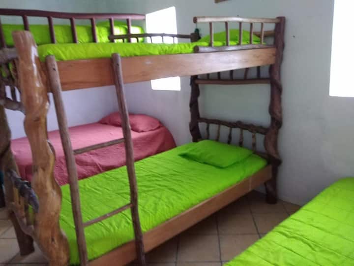 საძინებელი 3. პირველი სართული.  გასასვლელი დერეფანში. კონდიციონერითა და ვენტილატორით