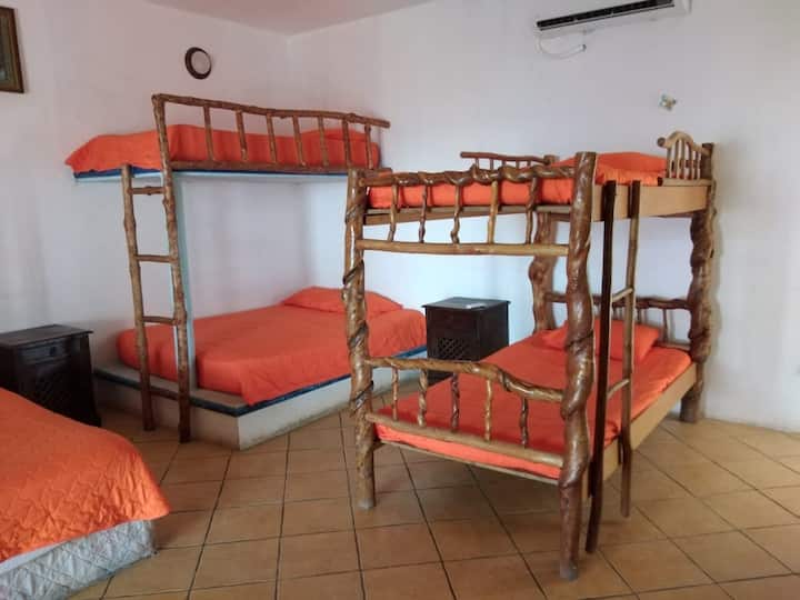 Საძინებელი 1. პირველი დონე.  კონდიციონერითა და ვენტილატორით. პერგოლისა და აუზის ხედით