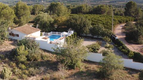 Privately located, cozy villa with pool