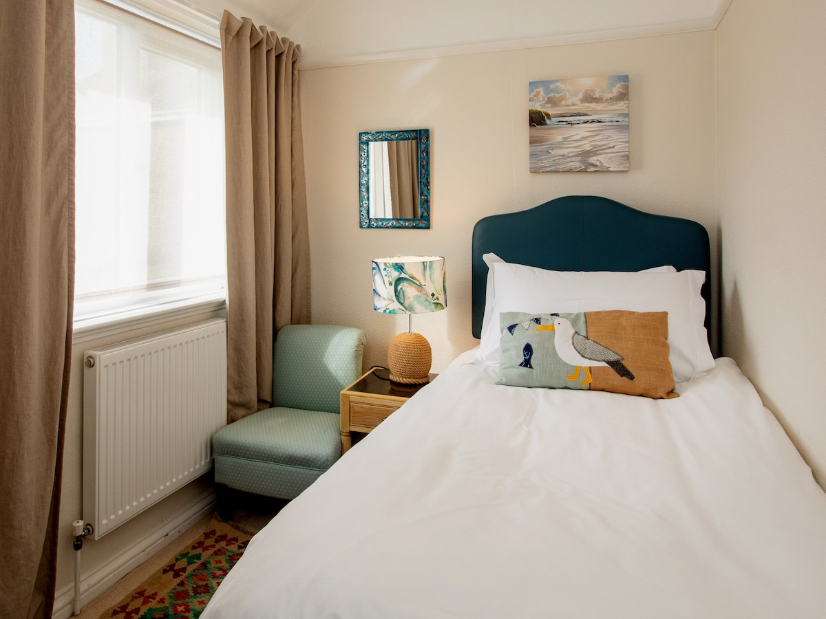 Удобната единечна спална соба има супер удобен кревет и фина постелнина  за да се гарантира добар сон.  Гардеробата на Loaf има висечка ограда и полици за да обезбеди доволно простор за облека. 
