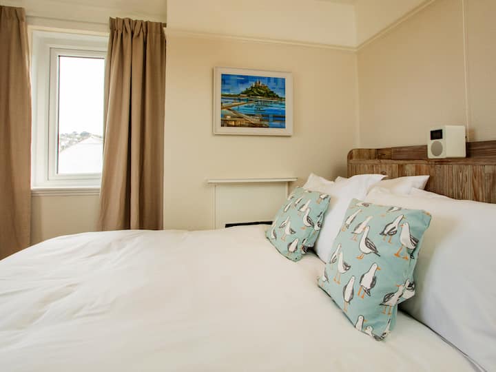 חדר שינה כפול עם רדיו דאב ונוף לים - מיטה נוחה במיוחד - מצעים איכותיים  - מובטחת שנת לילה טובה.