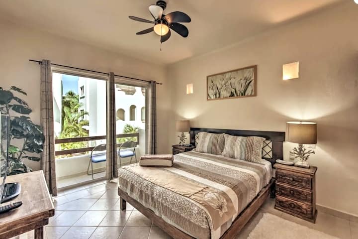 主卧配有舒适的标准双人床和俯瞰泳池的阳台。