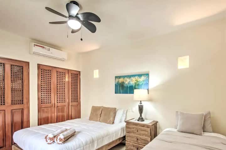 第2间卧室配备1张1.8米宽双人床和1张单人床，最多可容纳3位房客。 