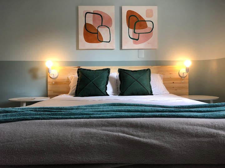 NOTA de la suite queen:

ropa de cama, mantas y almohadas ilustradoras.