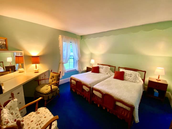 U sjevernoj sobi na farmi nalazi se elegantno podcijenjena spavaća soba. U ormaru ćete pronaći vješalice i stalak za prtljagu.